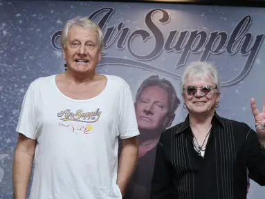 Grup musik Air Supply berpose seusai jumpa pers di kawasan Sudirman, Jakarta, Rabu (1/3). Air Supply menggelar konser yang di beri nama 40 th Anniversary - "Celebration of love" pada 3/3/2017 di Kota Kasablanka. (Liputan6.com/Herman Zakharia)