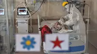 Petugas medis merawat bayi berusia 45 hari di Rumah Sakit Prof. Cemil Tascioglu Okmeydani di Istanbul, Turki, Selasa (12/5/2020). Bayi itu keluar dari ICU rumah sakit tersebut kota terbesar di Turki, pada Selasa (12/5) setelah menjalani perawatan infeksi COVID-19 selama sembilan hari. (Xinhua)