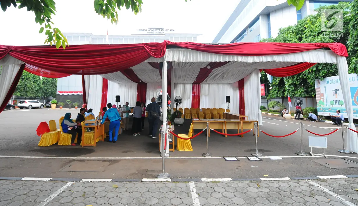 Penampakan Tempat Pemungutan Suara (TPS) 008 di Kelurahan Gambir, Kecamatan Gambir, Jakarta Pusat, Rabu (17/4). Petugas terus mempercantik TPS tempat capres nomor urut 01 Joko Widodo atau Jokowi menggunkan hak suaranya ini. (Liputan6.com/Angga Yuniar)