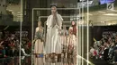 Model membawakan busana rancangan Wardah LUM (INA) x KAMI saat Jakarta Modest Fashion Week di Gandaria City, Jakarta, Minggu (29/7). KAMI mengangkat tema 'Sabaku'. (Liputan6.com/Herman Zakharia)