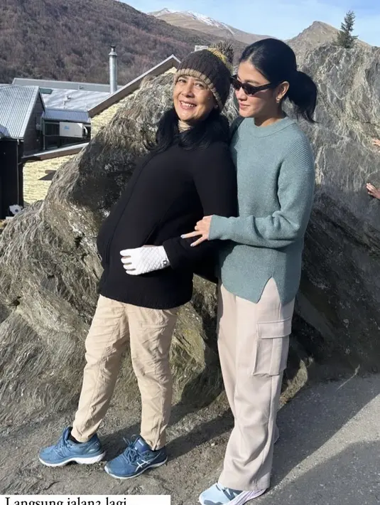 Naysila mengenakan jaket hijau yang dipadukan dengan celana putih cargonya. Lengkap mengenakan kacamata hitamnya. (@nanamirdad_)