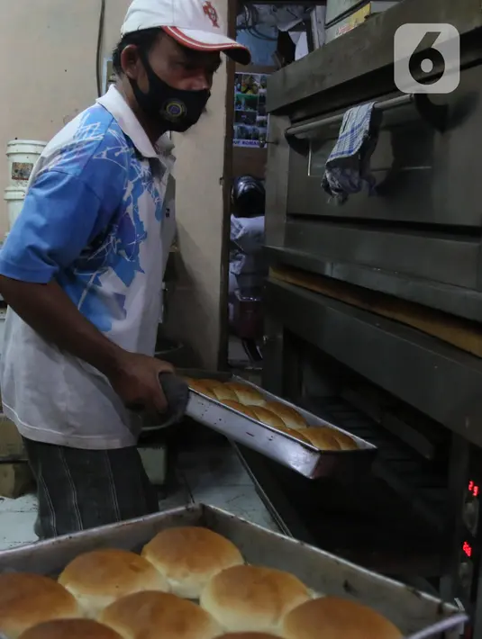 Pekerja menyelesaikan pembuatan roti skala rumahan di kawasan Bendungan Hilir, Jakarta, Selasa (22/6/2021). Realisasi penyaluran Kredit Usaha Rakyat (KUR) tercatat hingga 14 Juni 2021 ini setara dengan 44,26% dari target sebesar Rp253 triliun pada tahun ini. (Liputan6.com/Angga Yuniar)