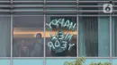 Tamu berdiri di jendela salah satu kamar hotel yang dipasangi tulisan “Happy New Year” di Bundaran HI, Jakarta, Kamis (31/12/2020). Hotel menjadi alternatif bagi warga yang untuk merayakan pergantian malam Tahun Baru. (merdeka.com/Imam Buhori)