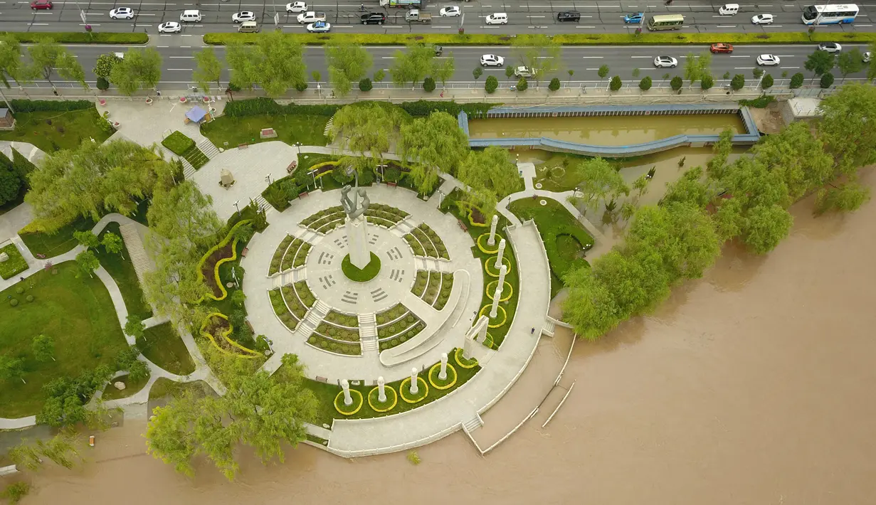 Foto dari udara memperlihatkan dermaga yang terendam banjir Sungai Kuning di Chengguan, Kota Lanzhou, Provinsi Gansu, China, Selasa (21/7/2020). Stasiun hidrologi Lanzhou di Sungai Kuning menyaksikan banjir kedua tahun ini dengan aliran air mencapai 3.000 meter kubik per detik. (Xinhua/Fan Peishen)
