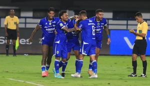 Para pemain Persib Bandung merayakan gol ketika melawan Madura United pada laga pekan ke-23 BRI Super League 2025/2026 di Stadion Gelora Bandung Lautan Api (GBLA), Kota Bandung, Kamis (26/2/2026) malam WIB. (Bola.com/Erwin Snaz)