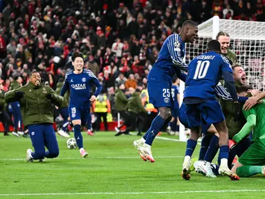 Para pemain Paris Saint-Germain (PSG) merayakan kemenangan di akhir pertandingan leg kedua 16 besar Liga Champions 2024/2025 melawan Liverpool di Stadion Anfield, Inggris pada 11 Maret 2025 waktu setempat atau Rabu (12/3/2025) dini hari WIB. (Oli SCARFF/AFP)
