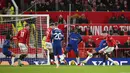 Pemain Manchester United, Scott McTominay (kanan), melepaskan tendangan ke gawang Chelsea yang membuahkan gol dalam pertandingan pekan ke-15 Liga Inggris 2023/2024 yang berlangsung di Old Trafford, Kamis (7/12/2023) dini hari WIB. (AFP/Oli Scarff)