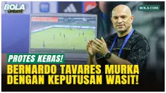 Bernardo Tavares memprotes keras wasit usai Persebaya kalah 1-2 dari Madura United di GBT, Jumat (17/4/2026), menyoroti penalti dan proses gol, bahkan menunjukkan bukti analisis melalui laptop.