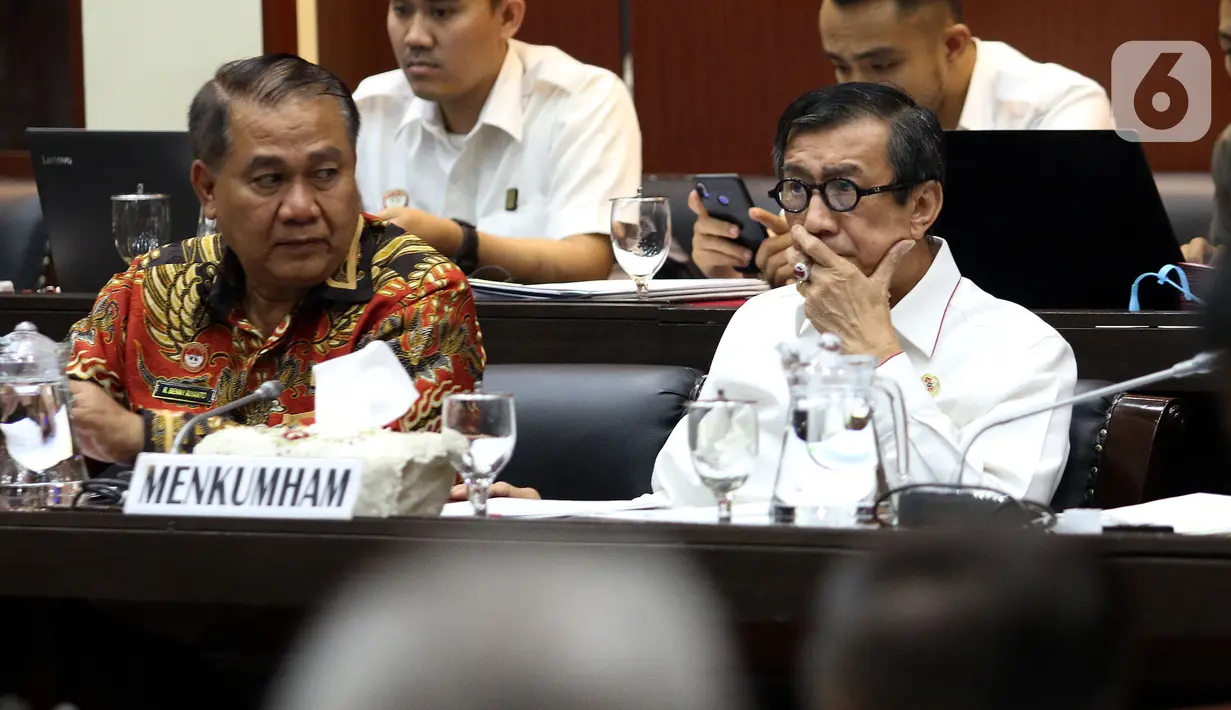 Menkum HAM Yasonna Laoly mengikuti (kanan) Rapat Kerja dengan Badan Legislasi DPR di Senayan, Jakarta, Rabu (4/12/201). Rapat membahas sejumlah rancangan undang-undang (RUU) yang menjadi program legislasi nasional (prolegnas) 2019-2024 maupun RUU prolegnas prioritas 2020. (Liputan6.com/Johan Tallo)