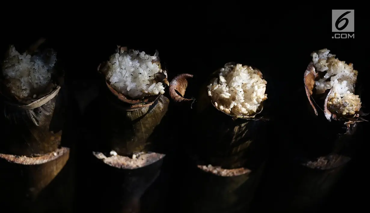Lemang yang sudah dimasak di kawasan Senen, Jakarta, Selasa (30/5). Lemang adalah makanan yang dibuat dengan menggunakan beras ketan yang dimasak dengan mengunakan bambu yang dibungkus dengan daun pisang. (Liputan6.com/Immanuel Antonius)