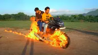 2 Orang Ini Mengendarai Motor Penuh Api Seperti Ghost Rider (Visordown)