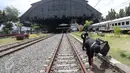 Komunitas Pecinta Kereta Api RD One memungut sampah yang berada di sekitaran Stasiun Tanjung Priok, Jakarta Utara, Kamis (6/4). Acara HUT diakhiri dengan doa bersama dan ramah tamah antar anggota pecinta kereta api. (Liputan6.com/Gempur M. Surya)