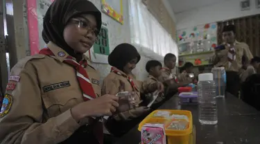 Siswa-siswi SDN 05 dan 07 Cipinang Melayu Kecamatan Makasar, Jakarta bersiap melakukan makan siang bersama, Rabu (7/8/2024). (merdeka.com/Imam Buhori)