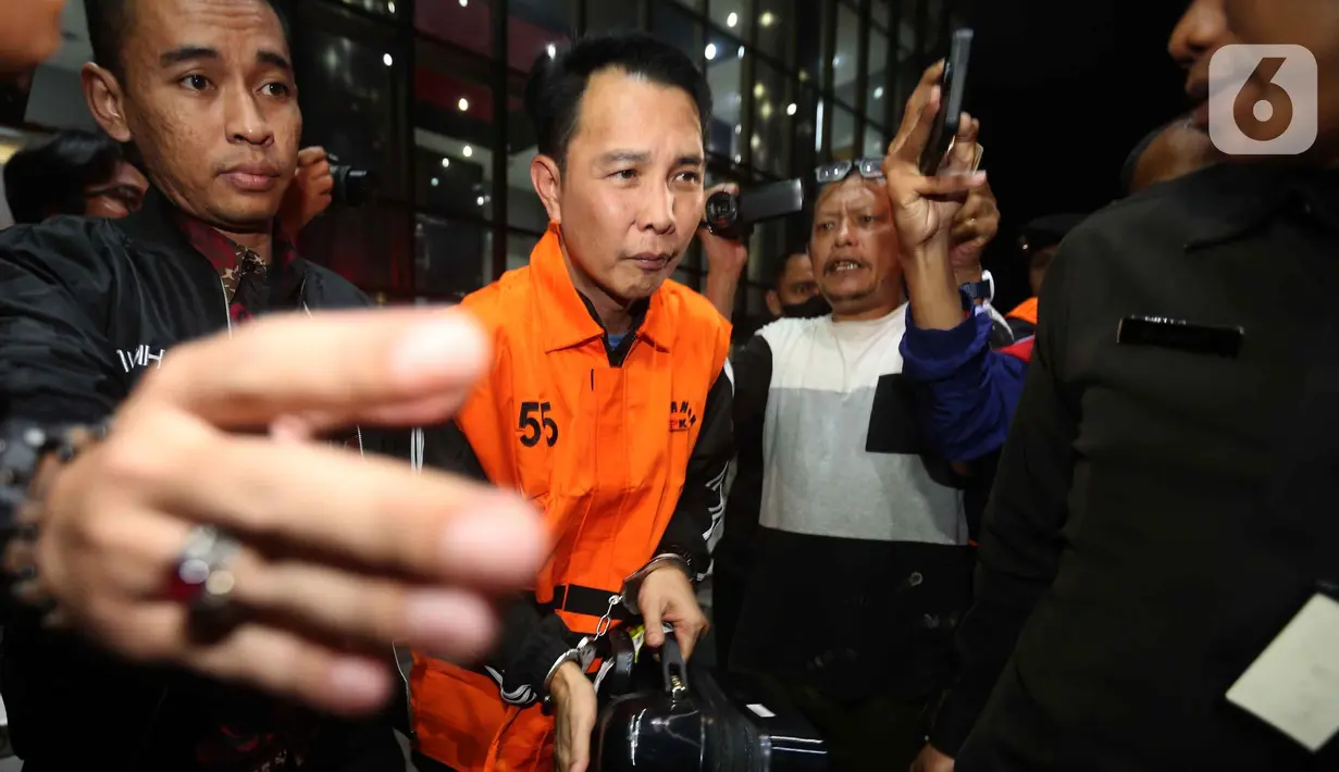 Bupati Rejang Lebong, Muhammad Fikri Thobari, saat digiring petugas naik mobil tahanan usai menjalani pemeriksaan di Gedung Merah Putih Komisi Pemberantasan Korupsi (KPK), Jumat (11/3/2026) dini hari WIB. (Liputan6.com/Helmi Fithriansyah)