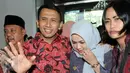 Gubernur nonaktif Sumut, Gatot Pujo Nugroho dan istrinya Evy Susanti saat tiba di Pengadilan Tipikor Jakarta, (23/12). Gatot dan Evy didakwa dua perkara yakni suap hakim dan panitera PTUN Medan dan suap eks Sekjen NasDem. (Liputan6.com/Helmi Afandi)