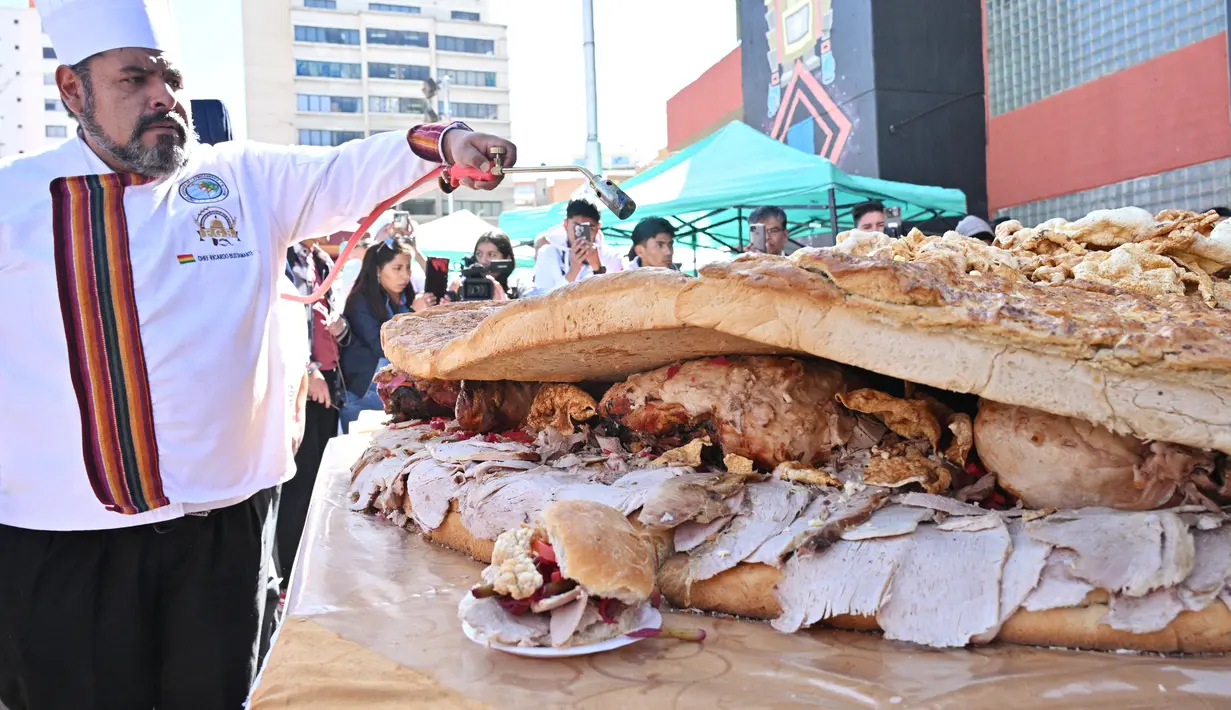 Roti lapis tersebut berisi "tiga kuintal tepung, satu ton bawang bombay, satu ton wortel, dan 380 kilogram daging babi." (AIZAR RALDES / AFP)