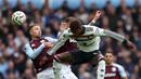 Pemain Manchester United, Marcus Rasfhford (kanan) berebut bola dengan pemain Aston Villa, Matty Cash pada laga lanjutan Liga Inggris 2024/2025 di Villa Park, Birmingham, Inggris, Minggu (06/10/2024). (AFP/Adrian Dennis)