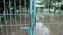Kondisi banjir yang masih menggenangi gedung Madrasah Tsanawiyah (MTs) Nur Attaqwa, Pegangsaan Dua, Kelapa Gading, Jakarta Utara, Senin (24/2/2020). Banjir yang terjadi sejak Minggu (23/2) kemarin mengakibatkan kegiatan belajar di MTs itu terpaksa diliburkan sementara. (merdeka.com/Iqbal S Nugroho)