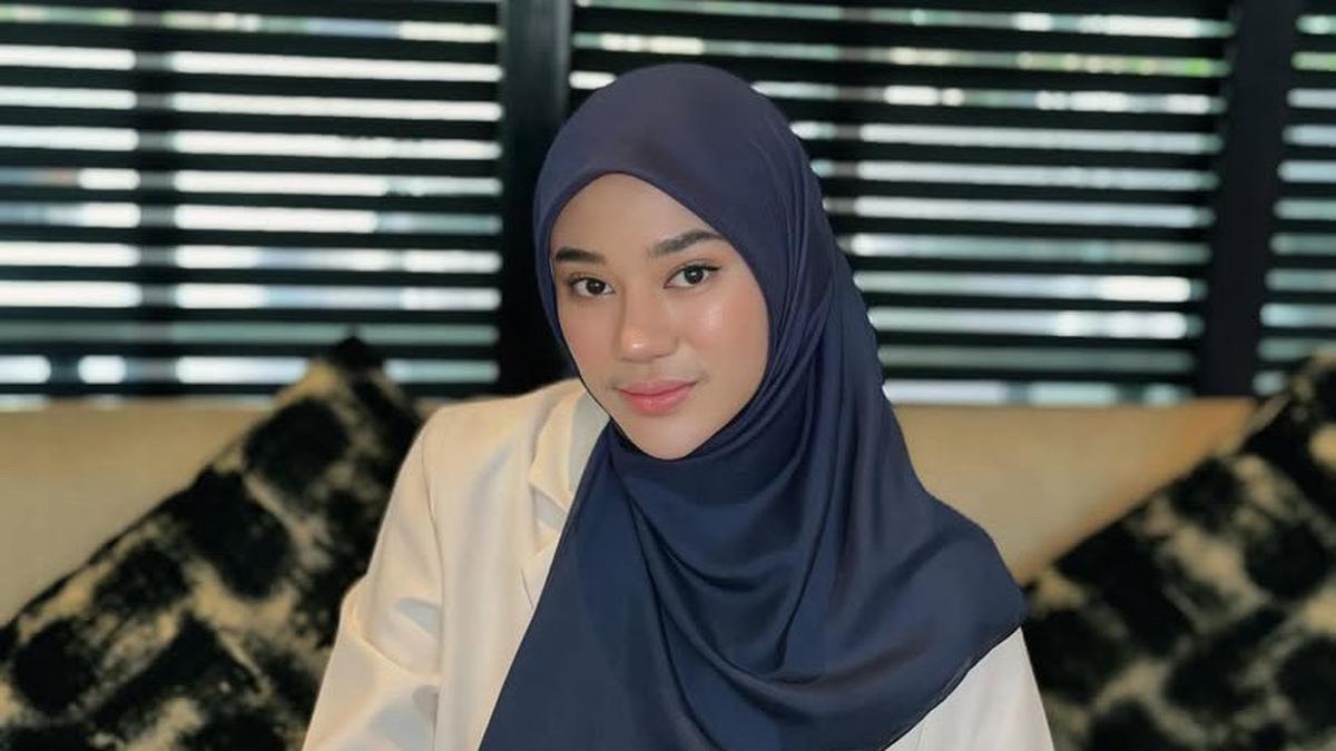 8 Gaya Chic OOTD Clara Shinta saat Mengenakan Kerudung Hitam, Bisa Jadi Inspirasimu