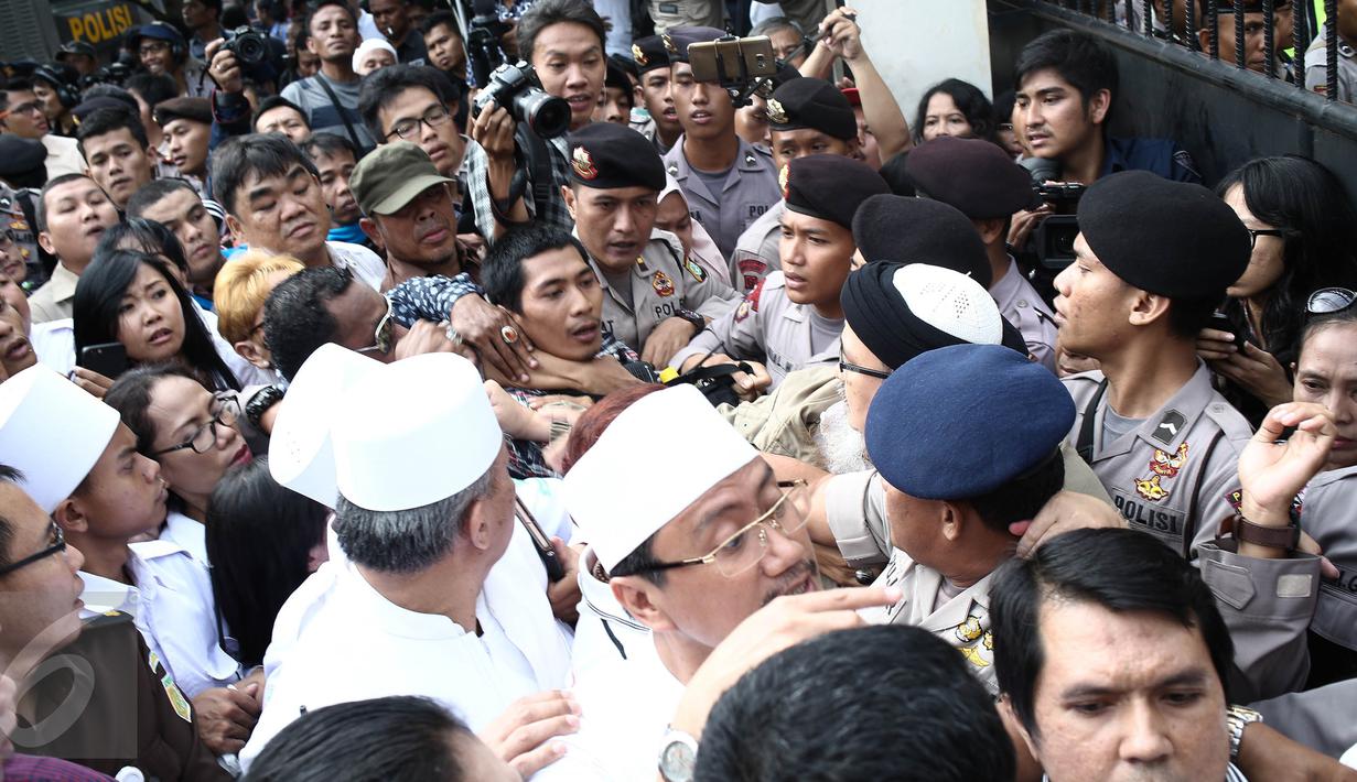 Sejumlah masyarakat berdesakan untuk memasuki  Pengadilan Negeri (PN) Jakarta Utara, Selasa (13/12). Mereka berebut masuk ke ruang sidang perdana Basuki Tjahaja Purnama (Ahok) yang berkapasitas maksimal 80 orang. (Liputan6.com/Faizal Fanani)