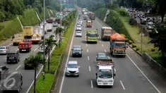 Kendaraan pengangkut melintas di JORR sekitar TB Simatupang, Jakarta, Selasa (6/9). Untuk memperlancar arus lalu lintas saat libur Idul Adha 1437 H, kendaraan pengangkut dilarang beroperasi mulai 9 hingga 12 September. (Liputan6.com/Helmi Fithriansyah)