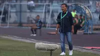 Djadjang Nurdjaman memimpin skuad Persela Lamongan saat menghadapi Persijap Jepara dalam laga Liga 2 2023/2024 di Stadion Surajaya, Minggu (10/9/2023). (Bola.com/Abdul Aziz)