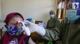 Siswa sedang diukur suhu tubuh sebelum imunisasi campak pada Bulan Imunisasi Anak Sekolah (BIAS) di SDN Serua 3, Ciputat, Tangerang Selatan, Rabu (2/9/2020). Pemberian vaksin tersebut untuk sistem kekebalan tubuh dan mengurangi risiko anak terkena penyakit. (Liputan6.com/Fery Pradolo)