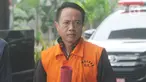 Penyuap Bupati Lampung Utara Agung Ilmu Mangkunegara, Hendra Wijaya Saleh tiba untuk pemeriksaan di Gedung KPK, Jakarta, Kamis (14/11/2019). Hendra diperiksa sebagai tersangka atas kasus dugaan suap terkait proyek di Dinas PUPR dan Dinas Perdagangan Kab. Lampung Utara. (merdeka.com/Dwi Narwoko)