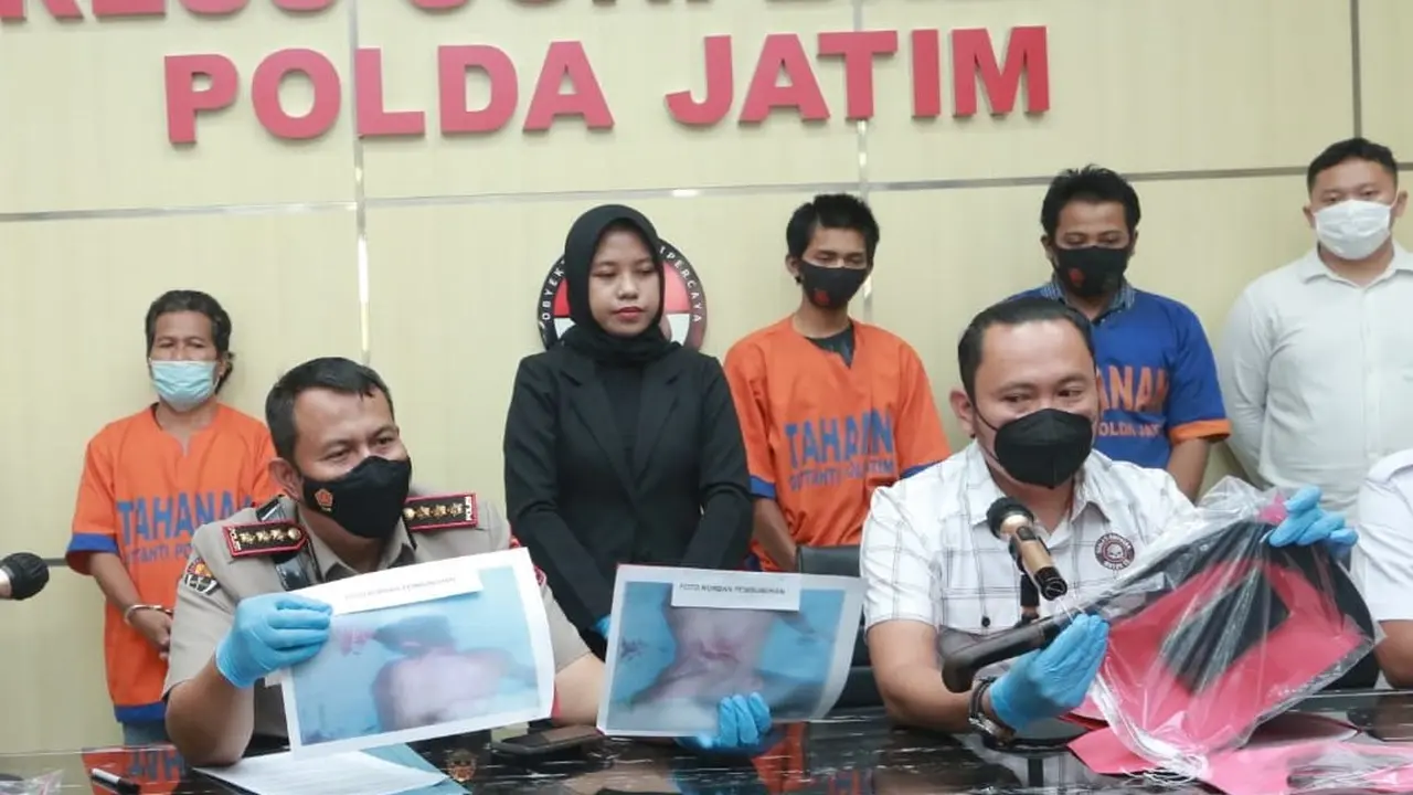 Kabid Humas Polda Jatim Kombes Pol Dirmanto memberikan penjelasan terkait ungkapan kasus pembunuhan pada 2012. (Dian Kurniawan/Liputan6.com)