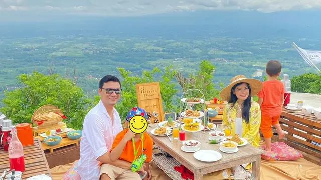 6 Momen Titi Kamal dan Christian Sugiono Rayakan Ultah Kai yang ke-3, Sederhana. (Sumber: Instagram/titi_kamall)