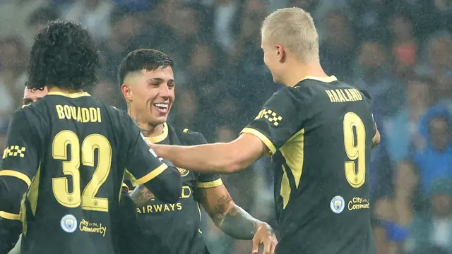 Pemain Manchester City Erling Haaland (kanan) merayakan gol bersama Enzo Fernandez