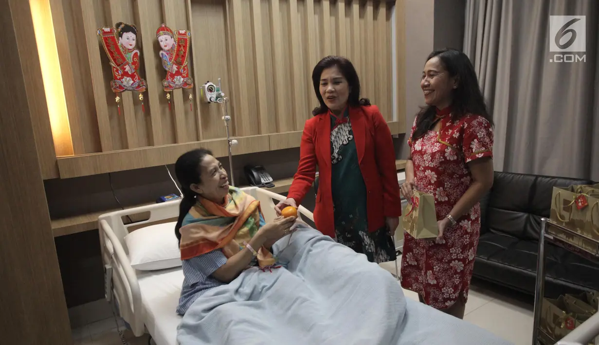 Dokter RS Siloam Susilawati (kanan) memberikan jeruk pada pasien di RS Siloam, Semanggi, Jakarta, Kamis (15/2). Hal ini dalam rangka merayakan Imlek. (Liputan6.com/Arya Manggala)