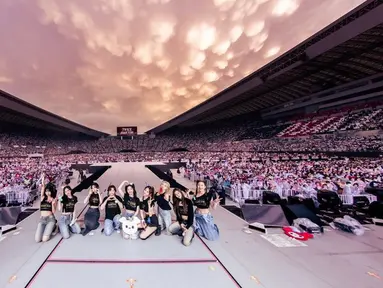 Melalui media Korea Selatan, anggota TWICE diketahui telah bertolak ke Indonesia dari Bandara Incheon. Nayeon, Jeongyeon, Momo, Sana, Jihyo, Mina, Dahyun, Chaeyoung, dan Tzuyu sendiri akan menggelar konser di Jakarta Internasional Stadium pada Sabtu (23/12/2023). (Liputan6.com/IG/@twicetagram)