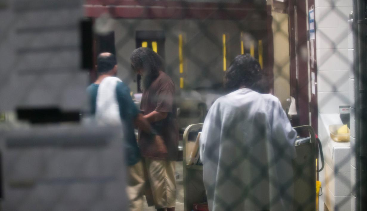 Para tahanan berinteraksi dalam penjara Camp VI Pangkalan Angkatan Laut Teluk Guantanamo, Kuba, Rabu 17 April 2019. Selain terisolasi, para napi Guantanamo juga tak jarang mengalami berbagai kekerasan fisik. (AP Photo/Alex Brandon)