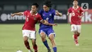 Pemain tengah Timnas Indonesia U-19, Frezy Al Hudali (kiri) berebut bola dengan Kamil Jaser Rendon Amirul (Filipina U-19) pada lanjutan penyisihan grup A Piala AFF U-19 2022 di Stadion Patriot Candrabhaga, Bekasi, Jawa Barat, Jumat (8/7/2022). Laga berakhir dengan keunggulan Timnas Indonesia U-19 dengan skor 5-1. (Liputan6.com/Helmi Fithriansyah)