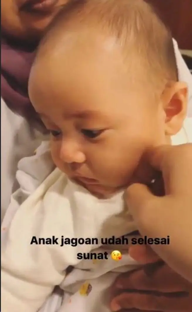 Anak Donny Michael dan Aryani Fitriana sudah disunat (Foto: Instagram)