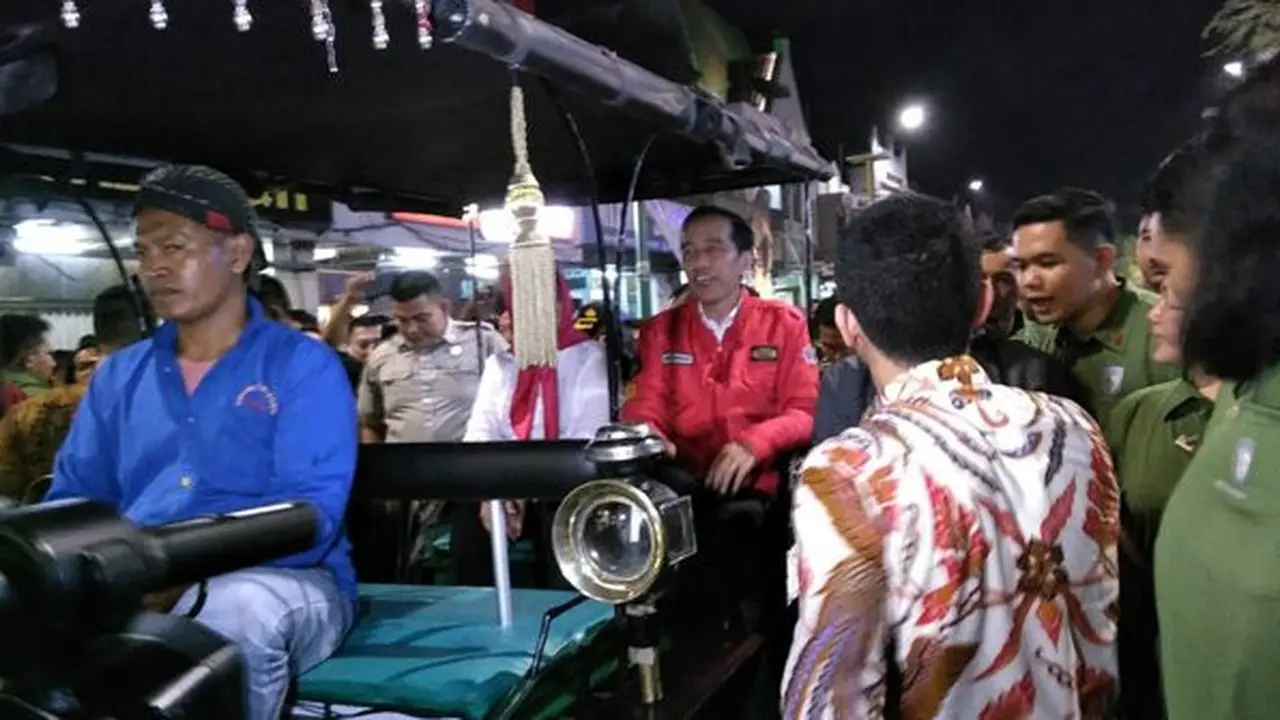 Presiden Jokowi berkunjung ke Yogyakarta, Kamis, 27 September 2018 malam. Dalam kunjungannya, Jokowi menyempatkan diri untuk singgah di Jalan Malioboro. (@Merdeka.com)