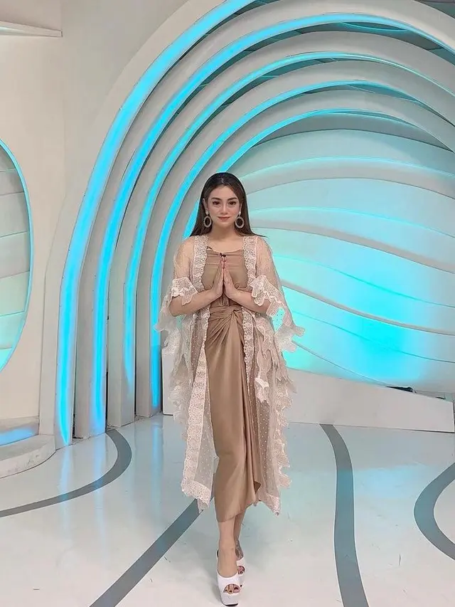 7 Model Baju Brokat Kombinasi Satin Terbaru yang Elegan untuk Hari Raya, Aghnia Punjabi-Ashanty