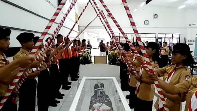 Jenazah Johanes Slamet Puspo Sumarmo berpakaian pramuka lengkap dan memperoleh penghormatan upacara adat pramuka. (Liputan6.com/Kwarcab Banyumas/Muhamad Ridlo)