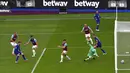 Pemain Chelsea Timo Werner (kedua kiri) mencetak gol ke gawang West Ham United pada pertandingan Liga Inggris di London Stadium, London, Inggris, Sabtu (24/4/2021). Chelsea menang 1-0. (Justin Setterfield/Pool via AP)