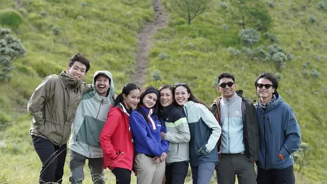 Tissa Biani saat Naik Gunung Merbabu Sambil Tanam Pohon. [@tissabiani]