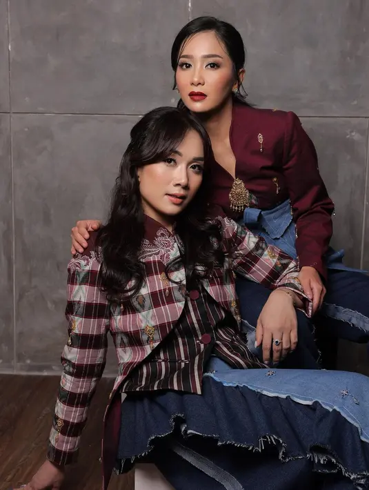 <p>Putri Nastiti terlihat begitu berwibawa. Atasan dengan motif tenun dalam cutting yang tegas tampak begitu unik dan modern. [Foto: Instagram/ Victoria_Makeup Atelier]</p>