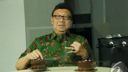 Menteri Dalam Negeri Tjahjo Kumolo mewacanakan pengosongan kolom agama di KTP bagi aliran   kepercayaan, Jakarta, Senin (10/11/2014)(Liputan6.com/Dono Kuncoro)