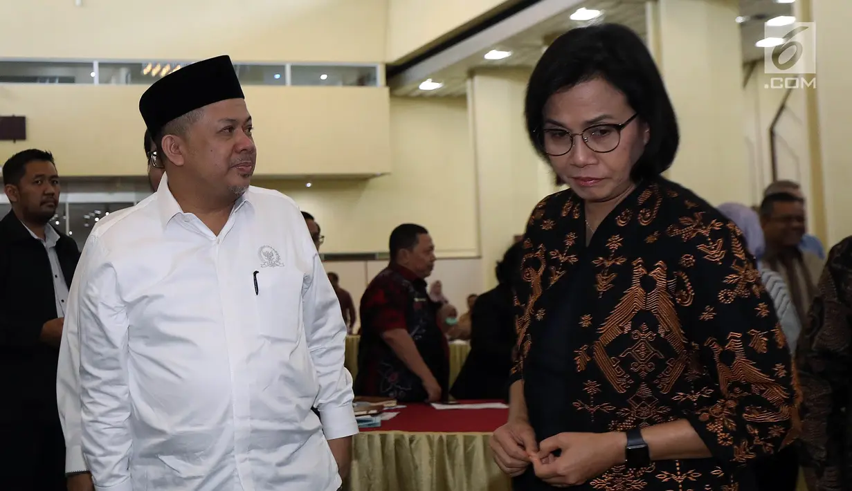 Wakil Ketua DPR Fahri Hamzah bersama Menteri Keuangan Sri Mulyani saat menghadiri Seminar Nasional Nota Keuangan RAPBN 2020 : Mengawal Akuntabilitas Penerimaan Negara di Kompleks Parlemen MPR/DPR-DPD, Senayan, Jakarta, Rabu (21/8/2019). (Liputan6.com/Johan Tallo)