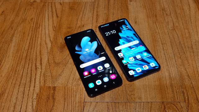 [kiri-kanan] Layar utama Oppo Find N2 Flip dan Samsung Galaxy Z Flip4 saat dibuka sepenuhnya. Liputan6.com/Iskandar