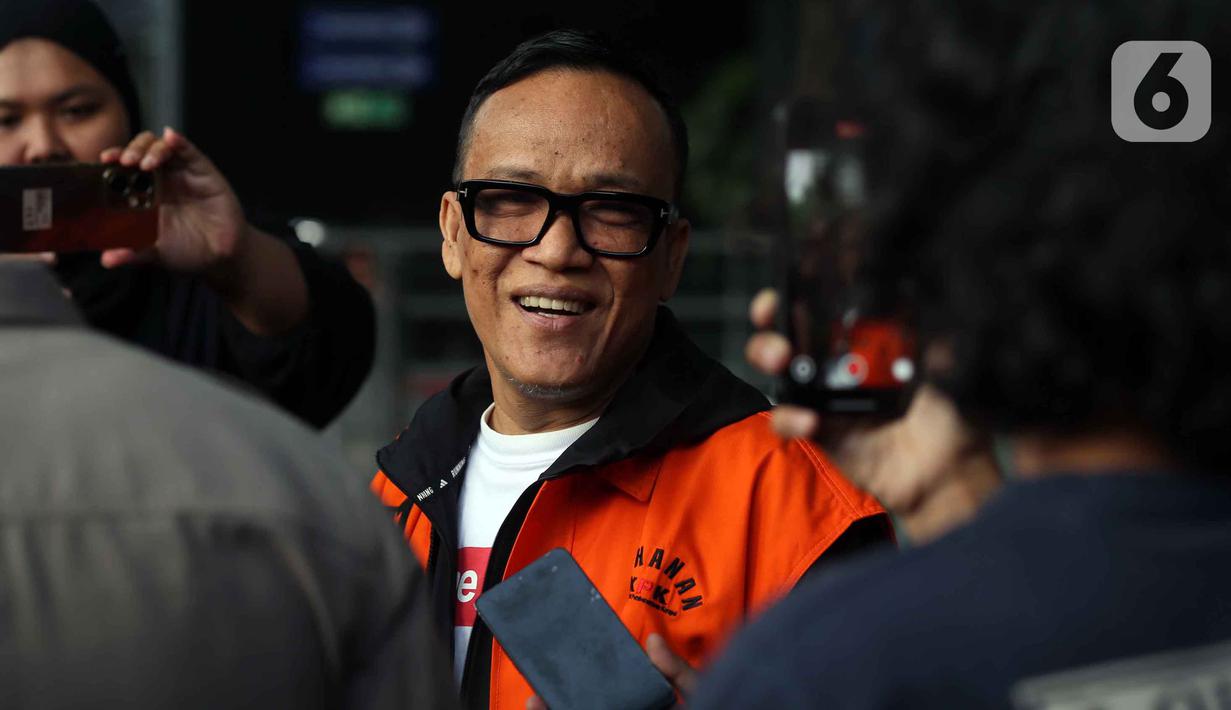 Noel bersama sepuluh orang lainnya ditetapkan sebagai tersangka setelah operasi tangkap tangan pada 20-21 Agustus 2025. Tampak dalam foto, mantan Wakil Menteri Ketenagakerjaan, Immanuel Ebenezer Gerungan (Noel) usai menjalani pemeriksaan lanjutan di gedung Merah Putih Komisi Pemberantasan Korupsi (KPK), Jakarta, Selasa (25/11/2025). (Liputan6.com/Helmi Fithriansyah)