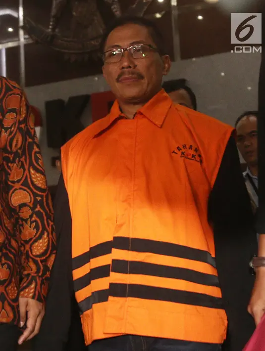 Tersangka Bupati Cirebon, Sunjaya Purwadi Sastra kenakan rompi tahanan usai menjalani pemeriksaan di Gedung KPK, Jakarta, Jumat (26/10). Sunjaya diduga menerima suap yang tersimpan atas nama orang lain senilai Rp6,42 miliar. (Liputan6.com/Herman Zakharia)