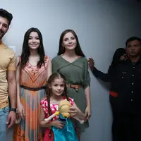 Emre Kivilcim (Selim), Gulcin Tuncok (Zeynep), Isabella Damla Guvenilir (Elif), dan Selin Sezgin (Melek) ingin memberikan yang terbaik untuk fans mereka di malam puncak HUT ke-25 SCTV. (Deki Prayoga/Bintang.com)