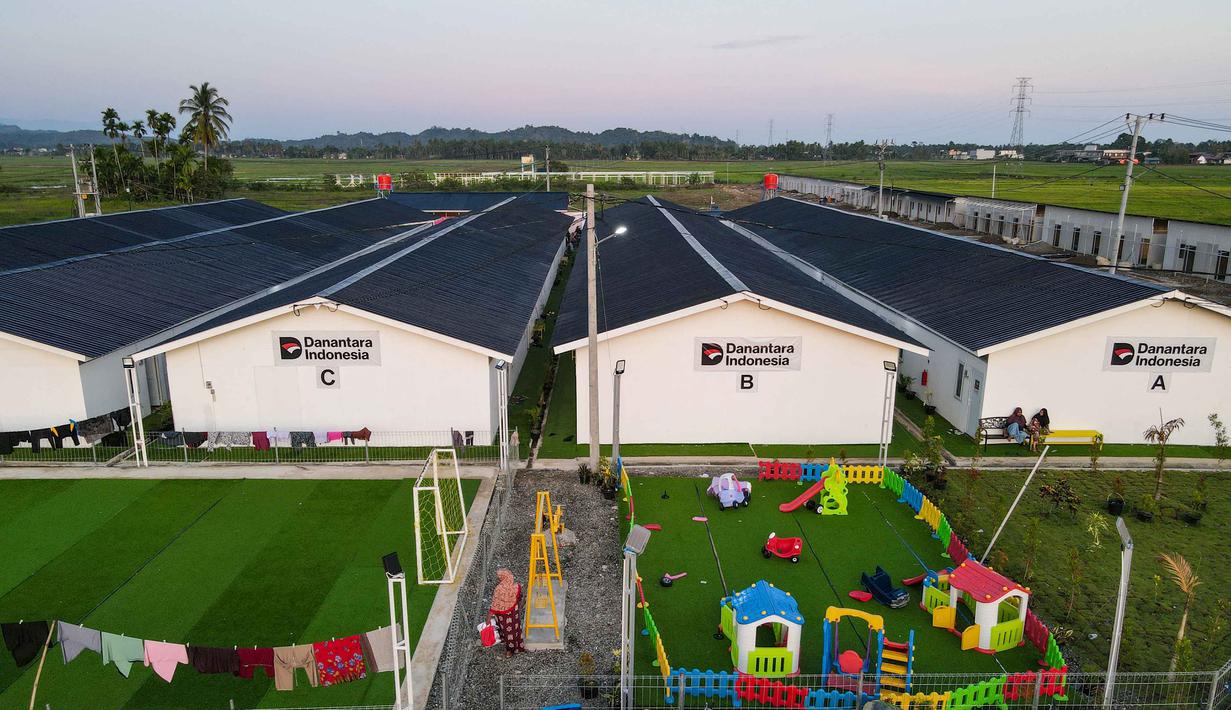 Foto udara menunjukkan perumahan sementara yang dibangun oleh Badan Pengelola Investasi Daya Anagata Nusantara (Danantara) untuk para korban banjir di Meureudu, Kabupaten Pidie Jaya, provinsi Aceh, pada Minggu 22 Februari 2026, setelah banjir dan tanah longsor dahsyat melanda Sumatra, akhir tahun lalu. Sebanyak 8.562 unit hunian sementara (huntara) di Aceh telah selesai dibangun 100 persen. (CHAIDEER MAHYUDDIN/AFP)