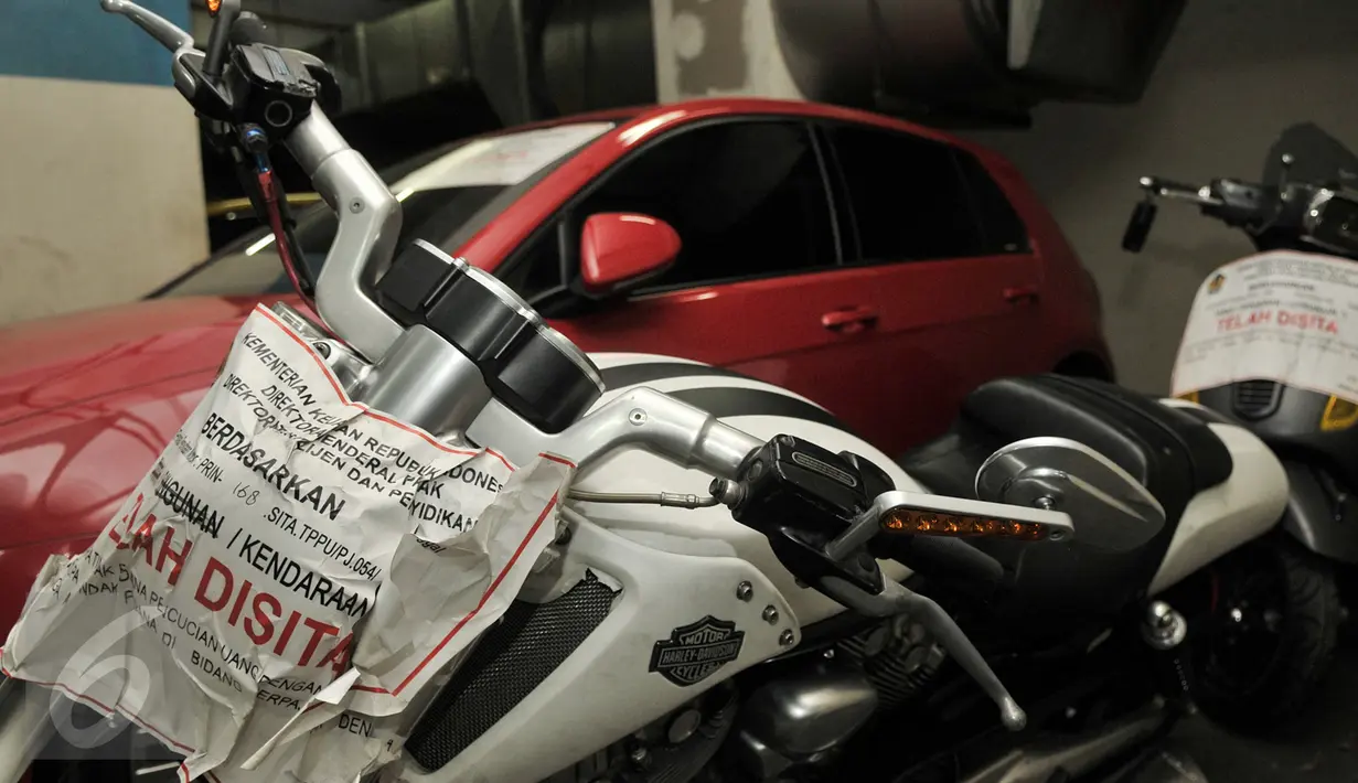 Sebuah motor Harley Davidson Night Rod Special berwarna putih hasil faktur pajak fiktif disita di Gedung Dirjen Pajak, Jakarta, Kamis (26/1). (Liputan6.com/Yoppy Renato)
